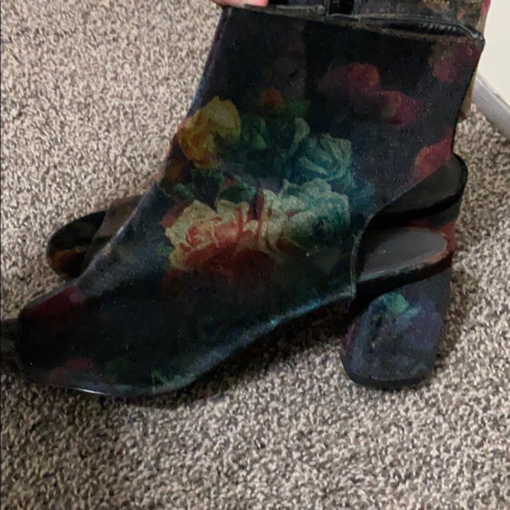 Heels - Picture 2 of 4